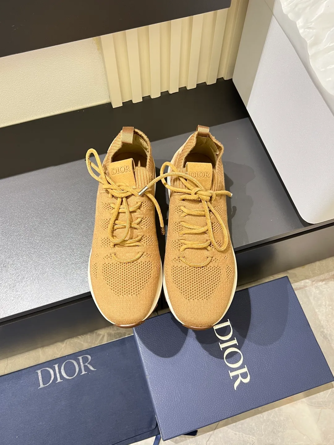 p380 Dior B80 sneakers are a new product of Dior men's series, focusing on comfort and fashion. The upper is made of breathable mesh + fabric splicing, which is lightweight and fits the shape of the foot, making it super comfortable for daily wear. The sole is made of rubber, which has great grip and wear resistance, and is suitable for commuting or light sports. The overall style is simple, the gray tone is versatile, and the shoelaces are adjustable for a more stable fit. Designed by Kim Jones, it is both practical and trendy. It is one of the new hot items in early spring①. size: 38-45 (45 customized)